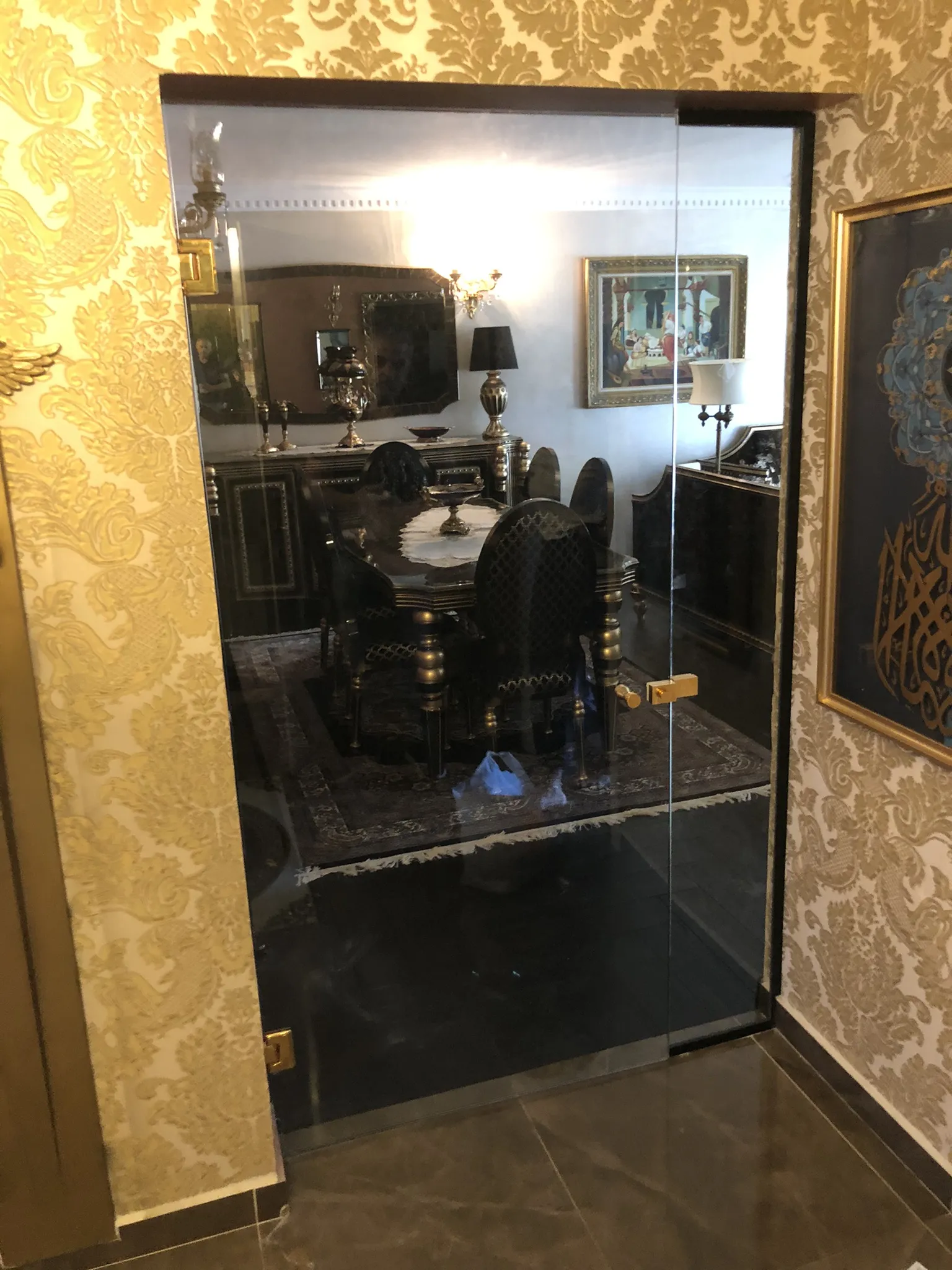 Paraduş Salon Kapısı