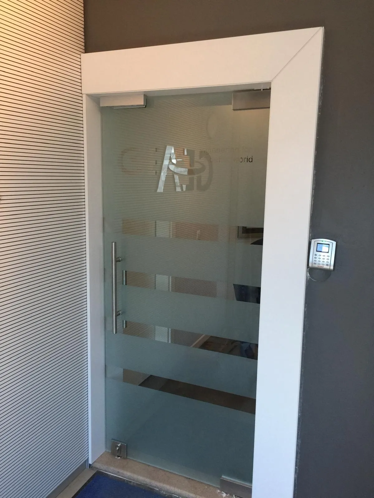 Manyetik Kilitli Cam Kapı